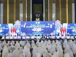 Khusyuknya Ribuan Jemaah Doa Bersama Saat Tahun Baru di Masjid Al Akbar