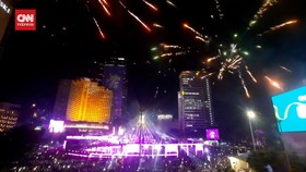 VIDEO: Meriah Atraksi Drone dan Kembang Api Tahun Baru di Bundaran HI