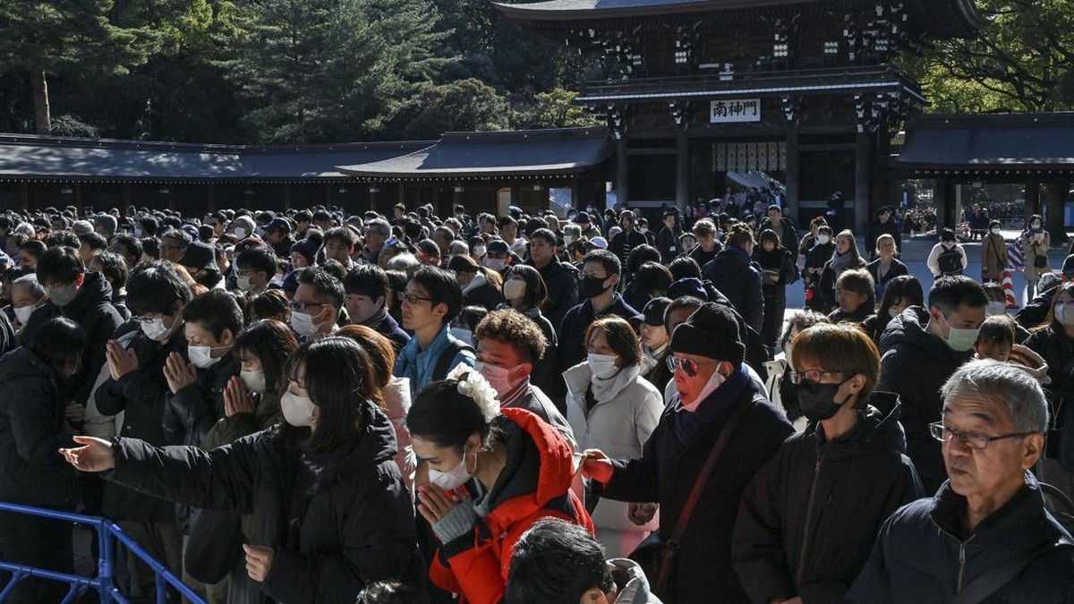 FOTO: Khidmat Doa Warga Jepang di Kuil Meiji Sambut Tahun Baru
