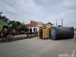 Video: Detik-detik Kecelakaan di Pemalang, Truk Terguling-Xenia Ringsek
