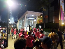 Warga Padati Stasiun MRT Dukuh Atas Usai Rayakan Tahun Baru di Bundaran HI