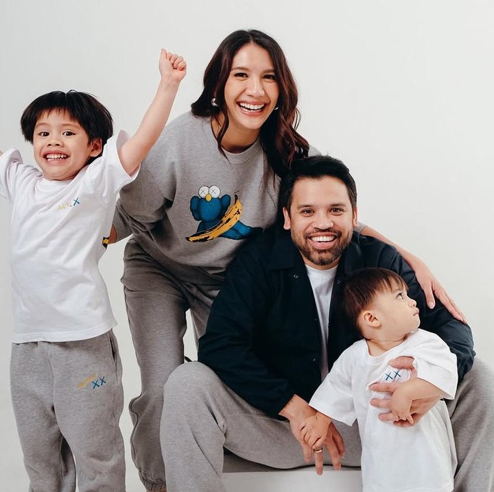 <p>Acha Sinaga juga akan melahirkan gen beta di tahun 2025. Acha saat ini sedang hami anak ketiga. Ia membagikan kabar bahagia lewat video singkat di perjalanannya saat kembali ke Tanah Air.  Saat ini usia kehamilannya masuk minggu ke-6. (Foto: @achasinaga)</p>