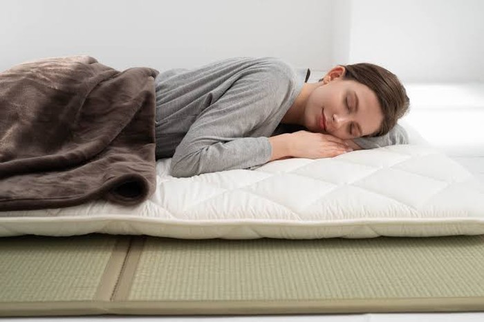 Di Periode Edo (abad 17-19), Futon bertransformasi menjadi tempat tidur, namun tetap sangat mahal. Memiliki set Futon yang tebal adalah cara kaum elit memamerkan kekayaan.