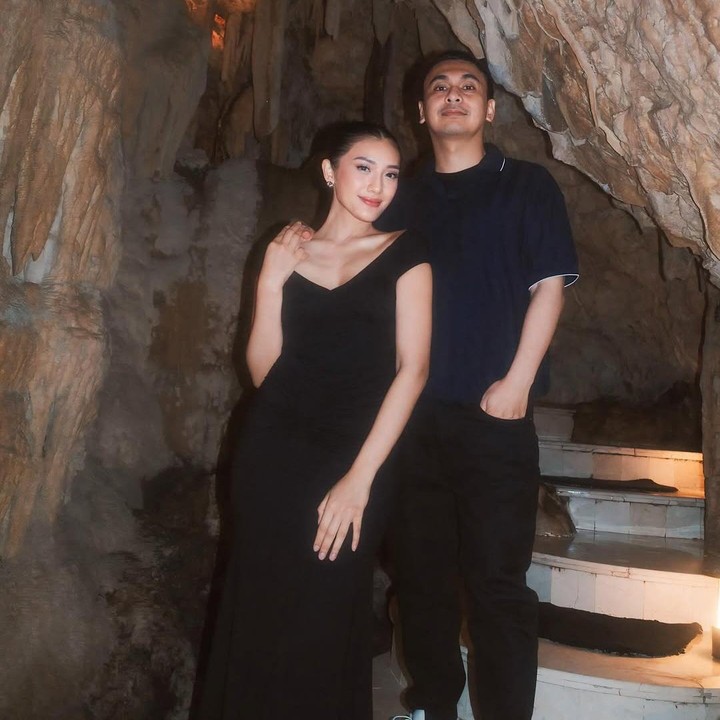 <p>Perempuan 30 tahun itu ternyata memiliki cara yang unik untuk merayakan hari kelahiran sang suami. Ia diketahui mengajak Raditya makan malam romantis di dalam goa. "<em>Surprise birthday dindin</em> di goa buat suamiku," tulis Anissa, dikutip dari laman <em>Instagram@anissaaziza,</em> Kamis (2/1/2025). (Foto: Instagram@anissaaziza)</p>