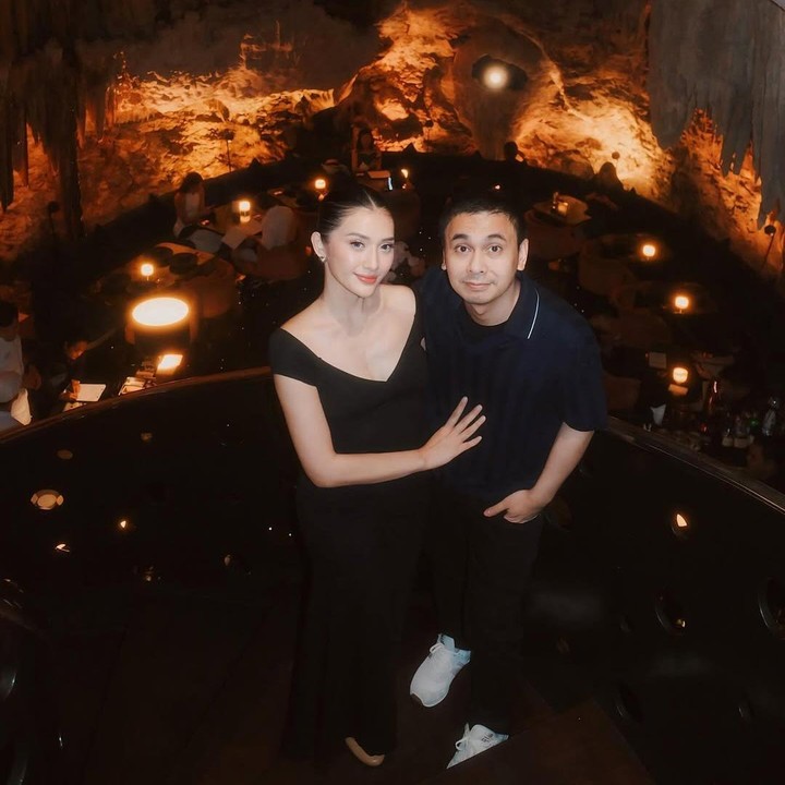 <p>Meski makan malam di dalam goa, keduanya tetap tampil menawan dan serasi dengan mengenakan pakaian berwarna hitam. (Foto: Instagram@anissaaziza)</p>