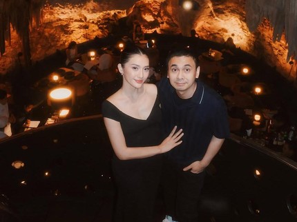 Unik, 5 Potret Anissa Aziza Berikan Kejutan Ultah Ke-40 untuk Raditya Dika di Goa
