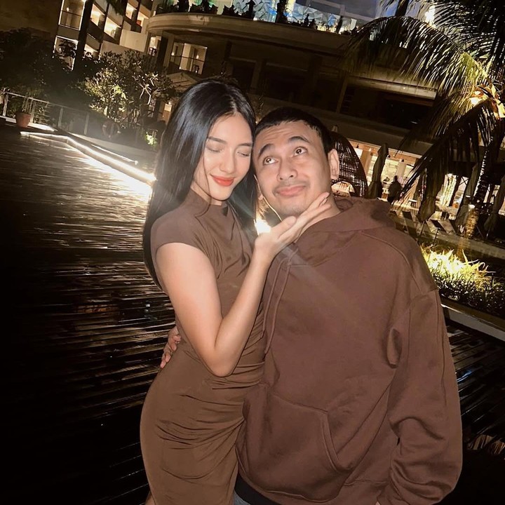 <p>Anissa dan Raditya diketahui tengah berada di Bali untuk mengisi waktu liburan akhir tahun. Namun, liburan kali ini tampak spesial karena bertepatan dengan hari ulang tahun Raditya. (Foto: Instagram@anissaaziza)</p>