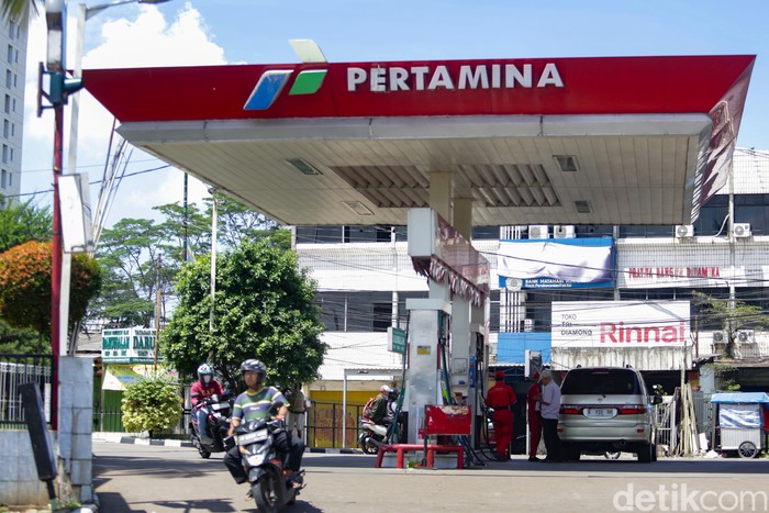 Petugas melakukan pengisian bahan bakar minyak (BBM) di SPBU Pertamina kawasan Tangerang Selatan, Kamis (2/1/2025). Harga BBM jenis Pertamax, Pertamax Turbo, Dexlite dan Pertamina Dex mengalami kenaikan mulai 1 Januari 2025.