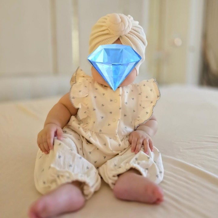 <p>Gaya Baby R yang mengenakan topi dengan pita juga terlihat menggemaskan. Meski wajah dan nama anaknya masih dirahasiakan, dalam foto yang dibagikan Syahrini, Baby R tampaknya tumbuh menjadi bayi yang sehat. (Foto: Instagram @princessyahrini)</p>
