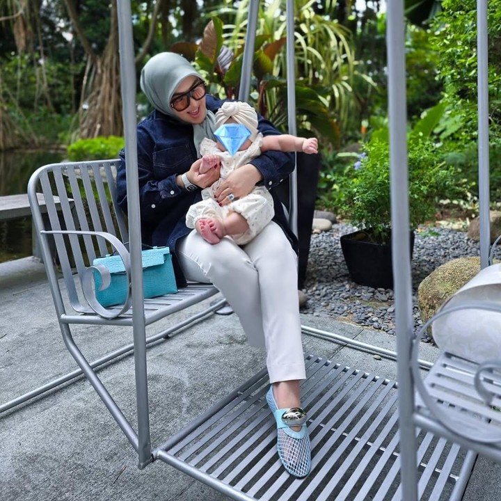 <p>Penyanyi Syahrini kembali mengunggah foto anak perempuannya, yang kerap disapa Baby R. Istri Reino Barack ini mengunggah foto sang putri yang kini sudah berusia 5 bulan tepat di 1 Januari 2025. "<em>5 Month Of Being A Mom And Surounded By Love</em>," tulis Syahrini dalam unggahannya ini. (Foto: Instagram @princessyahrini)</p>
