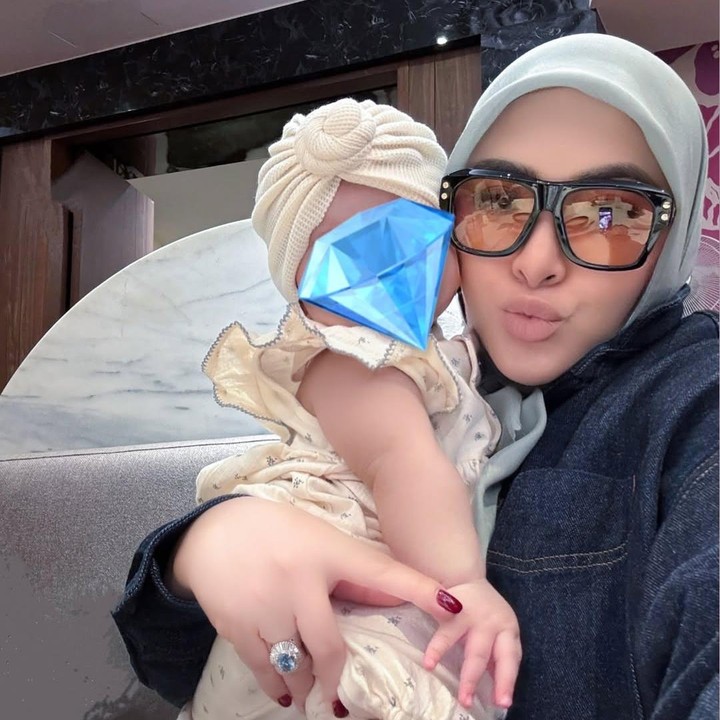 <p>Syahrini mengunggah foto Baby R, namun masih menyembunyikan wajahnya. Meski begitu, perempuan 44 tahun ini menunjukkan perkembangan Baby R yang kini sudah bisa duduk di usia 5 bulan. (Foto: Instagram @princessyahrini)</p>