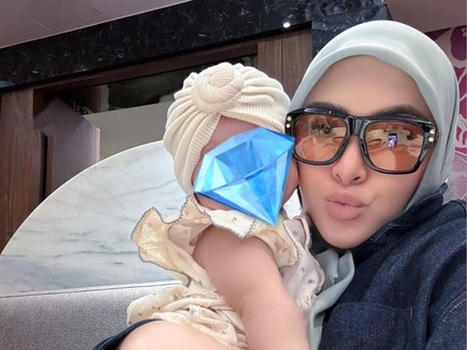 7 Potret Baby R Anak Syahrini di Usia 5 Bulan, Menggemaskan dan Sudah Bisa Duduk