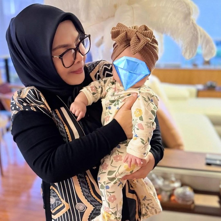 <p>Ibunda Syahrini, Wati Nurhayati, juga tak bisa menutupi rasa bahagianya karena kini putri keduanya telah menjadi ibu. Kehadiran Baby R menambah kebahagiaan Wati yang kini sudah menjadi nenek dari empat cucu. (Foto: Instagram @princessyahrini)</p>