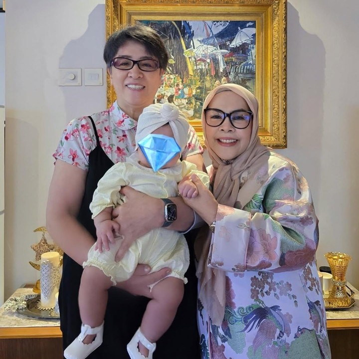 <p>Kasih sayang yang begitu besar diberikan oleh keluarga Syahrini dan Reino Barack untuk Baby R, tak terkecuali dari ibunda keduanya. Ibunda Syahrini dan Reino Barack ini terlihat begitu menyayangi cucu perempuannya ini. Setelah Syahrini melahirkan, keduanya kompak menjaga Baby R. (Foto: Instagram @princessyahrini)</p>