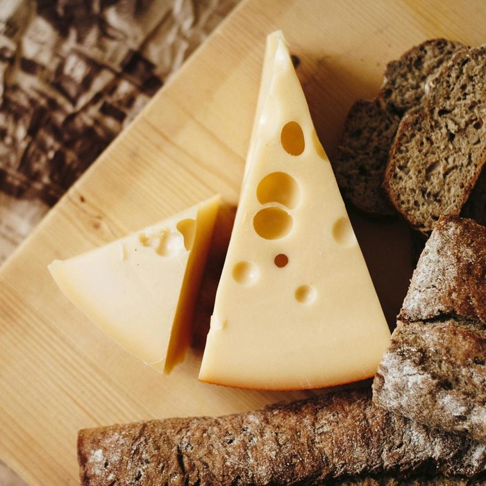 Meletakkan keju di dalam freezer tidak disarankan. Hal tersebut bisa merusak tekstur hingga rasanya./Foto: pexels.com/NastyaSensei)