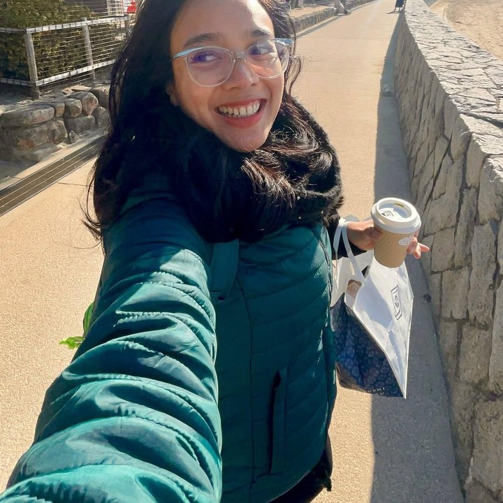 <p>Momen me time ini menjadi waktu bagi Dea untuk healing atau istirahat sejenak dari aktivitasnya menjadi Bunda di tahun 2024. Dea merasa bersyukur bisa me time sebelum masuk ke tahun baru. "a day di hiroshima...bersama aku, aku , dan aku...iya, sendirian banget dan bersyukur bgt," tulisnya di Instagram. (Foto: Instagram @dea_ananda)</p>