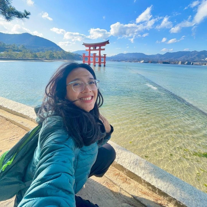 <p>Di solo trip ini, Dea benar-benar melakukan semuanya sendiri. Tak hanya jalan-jalan sendiri di Hiroshima, istri Ariel Nidji ini juga mengambil foto sendiri alias selfie. Selama me time, Dea juga tampil simpel dengan jaket dan less makeup. (Foto: Instagram @dea_ananda)</p>