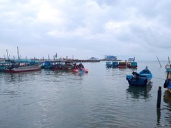 Nelayan Kepri yang Hilang di Laut Bangka Selamat, Terapung dengan Tutup Fiber
