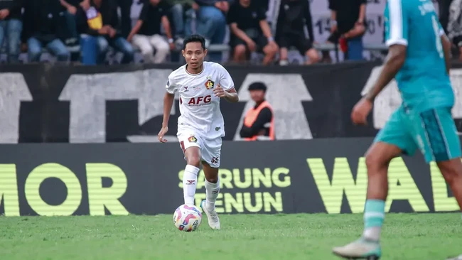 Eks pemain Timnas Indonesia Evan Dimas Darmono memutuskan gabung Persiba Balikpapan yang bermain di Liga 3 usai dipecat Persik Kediri.