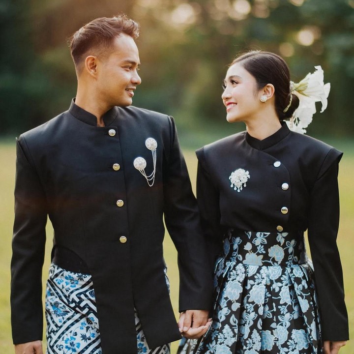 <p>Sejak menikah, Febby termasuk jarang membagikan momen kebersamaannya dengan sang suami. Perempuan kelahiran Jakarta ini hanya mem-posting foto-foto saat mengenakan batik bernuansa senada dengan suaminya. Di foto ini, Febby dan suami terlihat sangat serasi, Bunda. (Foto: Instagram @febbyrastanty)</p>