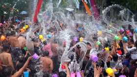FOTO: Serunya Festival Air Desa Suwat Bali, Tradisi Tahunan Main Air