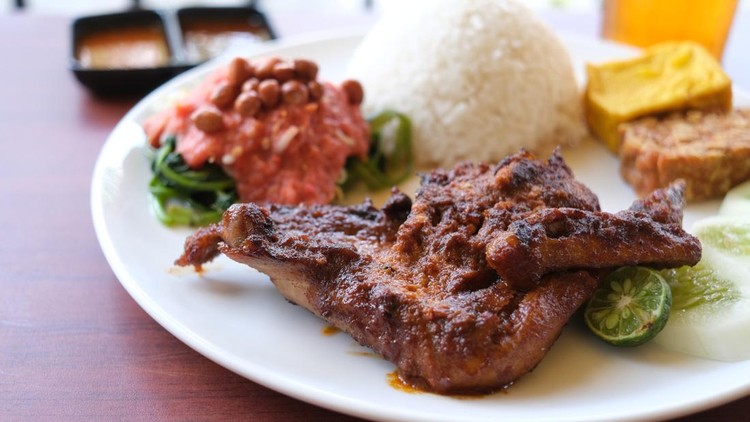 Grilled Chicken Taliwang is a special food from Lombok with Plecing kangkung.