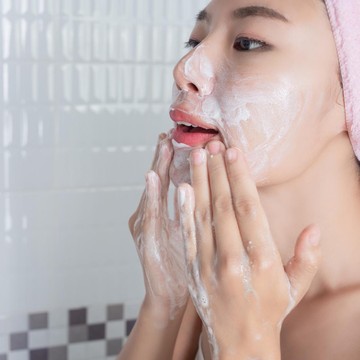 Stop Sekarang Juga! 4 Kebiasaan Ini Bikin Wajahmu Iritasi Saat Cuci Muka