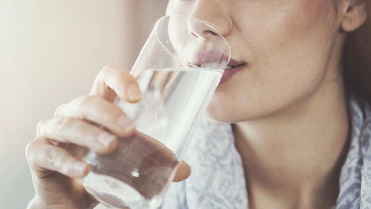 Ilustrasi wanita minum air putih Young woman drinking pure glass of water