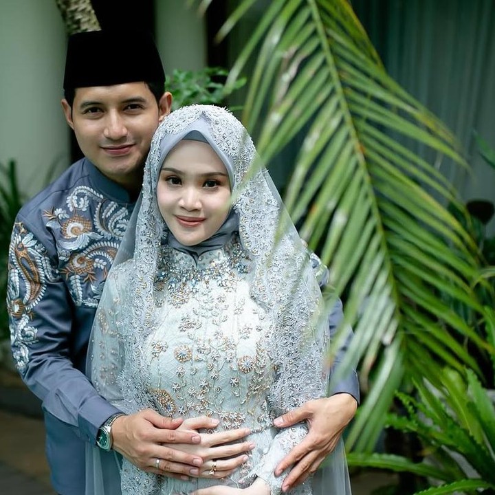 <p>Istri Chand Kelvin, Dea Sahirah juga termasuk yang akan melahirkan gen beta di tahun 2025. Dea saat ini tengah hamil anak pertamanya dengan Chand Kelvin.  Di bulan November, aktor 39 tahun itu mengumumkan kehamilan istri di instagram (Foto: @chand_kelvin)</p>