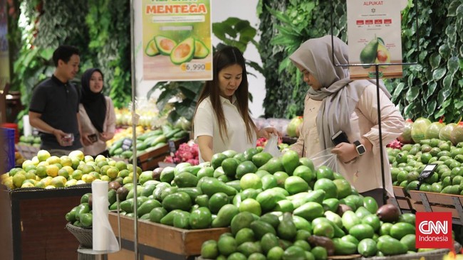 Warga ramai-ramai memanfaatkan promo Transmart Full Day Sale untuk membeli buah-buahan yang harganya diskon.