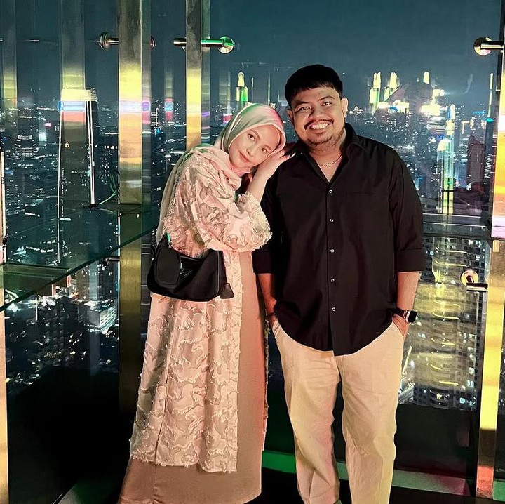 <p>Kemudian ada Indah Ningtyas istri komika Rigen Rakelna yang akan melahirkan gen beta di tahun 2025. Saat ini Indah sedang hamil calon anak ketiga. Padahal dia dan Rigen sempat memutuskan untuk memiliki dua anak. (Foto: @indhningtys)</p>