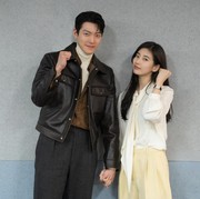 Reuni Lagi! Simak Potret Bae Suzy dan Kim Woo Bin yang Tampil di Drakor Netflix Baru