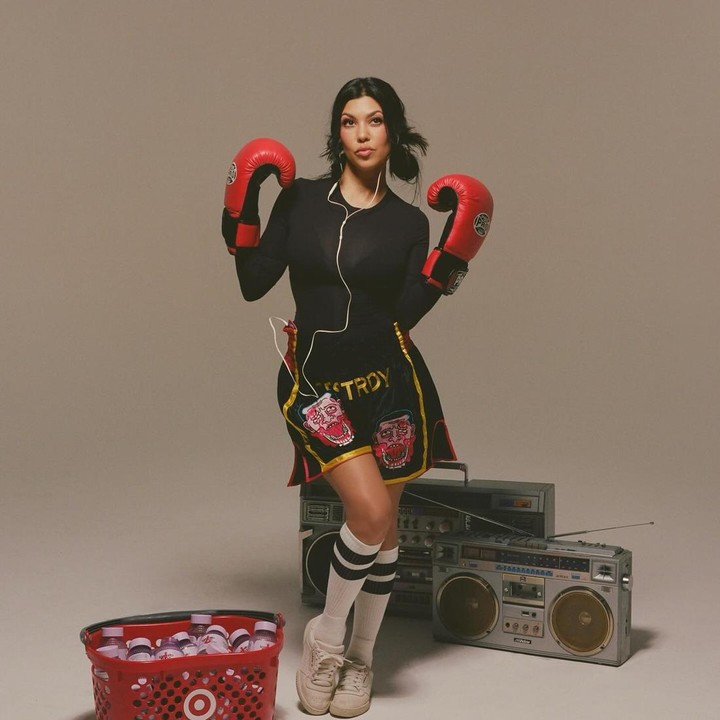<p>Kesibukan yang dijalani Kourtney tak menjadikannya lupa untuk mengASIhi anaknya. Kourtney mengungkapkan bahwa ia menyusui sesuai permintaan. Kourtney berterus terang bahwa ia juga menyusui bayinya di tempat kerja selama episode <em>The Kardashians.</em> <br /><br />"Saya tidak bisa meninggalkannya selama ini," sambung Kourtney. Ia juga membuka diri dalam pengakuannya tentang mengapa ia membawa serta bayi laki-lainnya ke tempat kerja. <br /><br />"Saya menyusui sesuai permintaan, jadi saya benar-benar berusaha untuk tidak terpisah dari bayi saya," imbuhnya. (Foto: Instagram@kourtneykardash)</p>