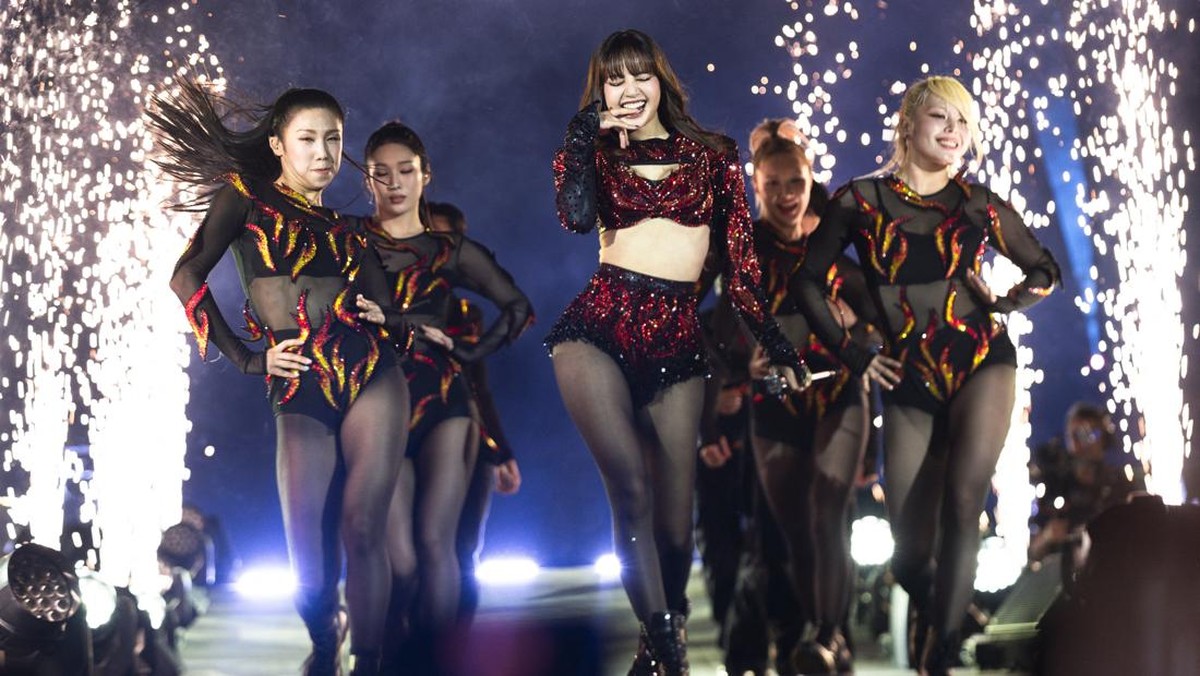 FOTO: Hitung Mundur Masuk 2025 Bersama Lisa BLACKPINK