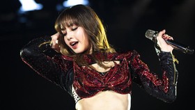 FOTO: Hitung Mundur Masuk 2025 Bersama Lisa BLACKPINK