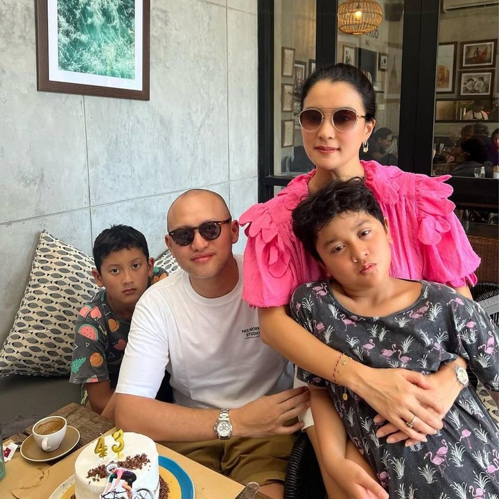 <p>Aktris Marcella Zalianty resmi menikah dengan pembalab mobil Ananda Mikola pada 29 November 2010. Dari pernikahan ini, keduanya dikaruniai dua anak laki-laki bernama Kana Mahatma Soeprapto dan Ayrton Magali Sastra Soeprapto. (Foto: Instagram @anandamikola27)</p>
