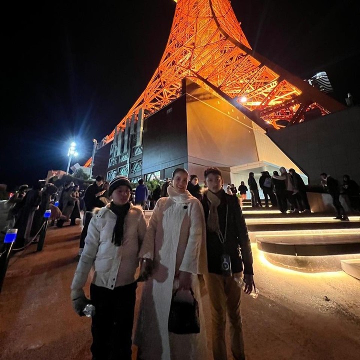 <p>Marcella bersama Ananda Mikola dan kedua putranya diketahui sedang berada di Jepang untuk menghabiskan libur pergantian tahun. Di malam Tahun Baru, keluarga ini quality time di kawasan wisata Tokyo Tower. (Foto: Instagram @marcella.zalianty)</p>