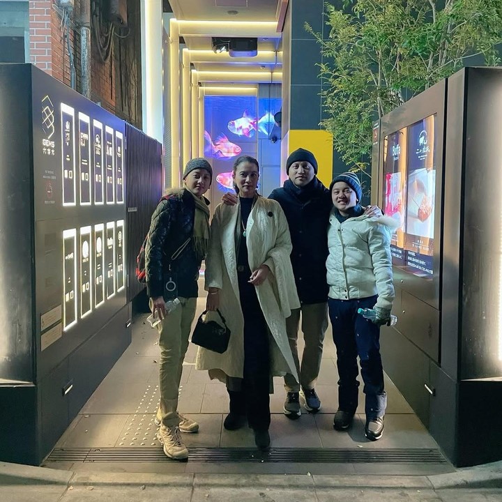 <p>Baru-baru ini, Marcella mengunggah foto bersama suami dan kedua putranya di Instagram. Putri aktris Tetty Liz Indriati mem-posting foto saat merayakan malam Tahun Baru bersama keluarganya ini. (Foto: Instagram @marcella.zalianty)</p>