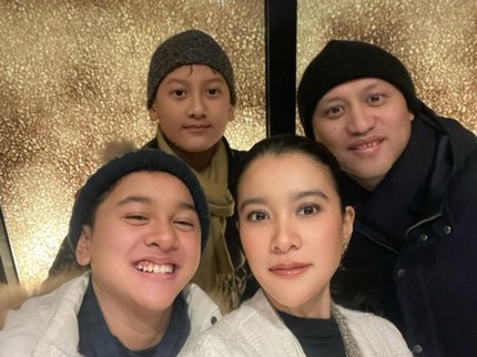 Jarang Tersorot, 7 Potret Marcella Zalianty dan Ananda Mikola Bersama Kedua Putranya