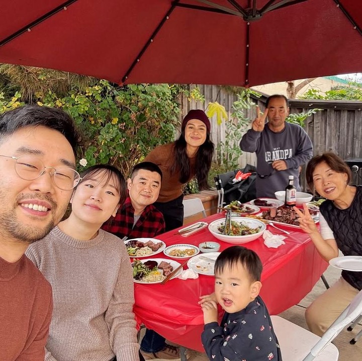 <p>Tidak hanya itu, Jesse juga membagikan momen tahun barunya bersama Maudy dan keluarga di Amerika. Mereka terlihat menyantap makan siang bersama. "Selamat tahun baru dari keluargaku untuk keluagamu," tulis Jesse. (Foto: Instagram: @jessechoi_)</p>