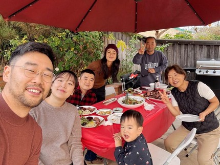 5 Potret Maudy Ayunda Kumpul Bersama Suami dan Mertua Korea di Amerika