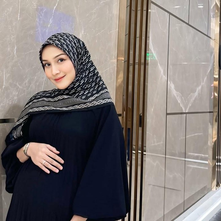 <p>Melody Prima saat ini tengah hamil anak ketiga dari pernikahannya dengan Ilham Prawira pada Sabtu 25 Mei 2024. Artinya, Melody akan melahirkan gen beta di tahun 2025. Melody mengumumkan kabar kehamilan ketiganya di instagram. (Foto: @melodyprima).</p>
