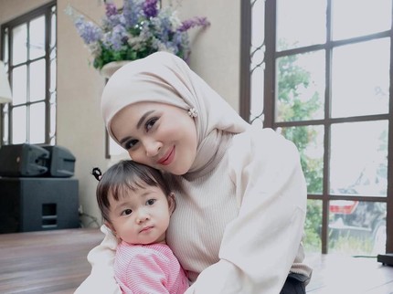 10 Potret Artis yang akan Melahirkan Bayi Bershio Ular Kayu Tahun 2025, Gen Beta Pertama!