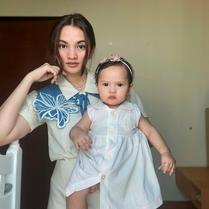 <p>"Mama dan anak <em>hangout</em>. Papa @belvadevara enggak diajak lagi karena para perempuan senang <em>selfie</em> bareng," ujarnya dengan menyisipkan emotikon tertawa dan hati. (Foto: Instagram: @sabrinaanggraini)</p>