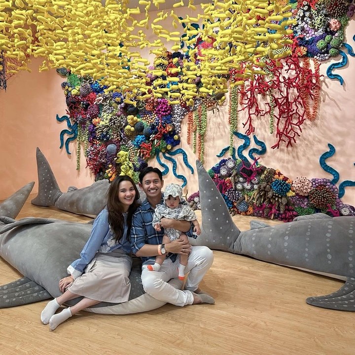 <p>Banyak netizen yang berhasil dibuat gemas dengan tingkah Launa. Tidak sedikit yang menyebut Launa semakin mirip dengan sang Bunda. (Foto: Instagram: @sabrinaanggraini)</p>