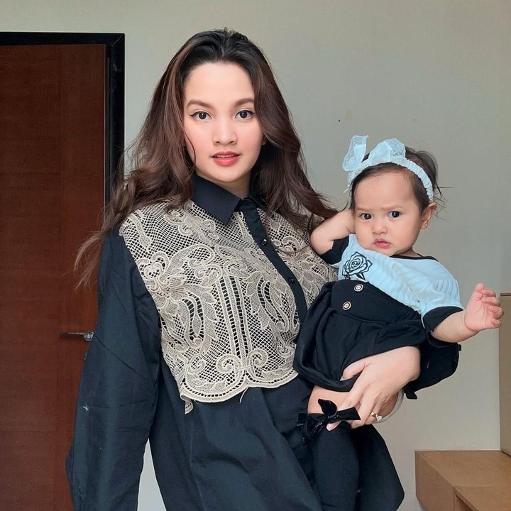 <p>Sejak dilahirkan, Sabrina Anggarini selalu memasangkan sang putri, Baby Launa, dengan pakaian yang menggemaskan. Keduanya juga sering memakai baju senada. "Kukira aku akan punya anak perempuan… ternyata aku punya sahabat baru," kata Sabrina dalam salah satu unggahan bersama Launa. (Foto: Instagram: @sabrinaanggraini)</p>