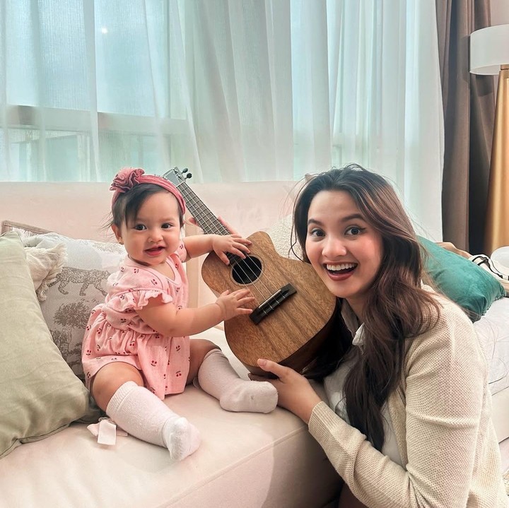<p>"Bapaknya dapet hikmahnya doanggg," kata seorang netizen. "<em>MasyaAllah</em> Launa gemas banget sih Allahumma bariik," papar netizen lainnya. (Foto: Instagram: @sabrinaanggraini)</p>