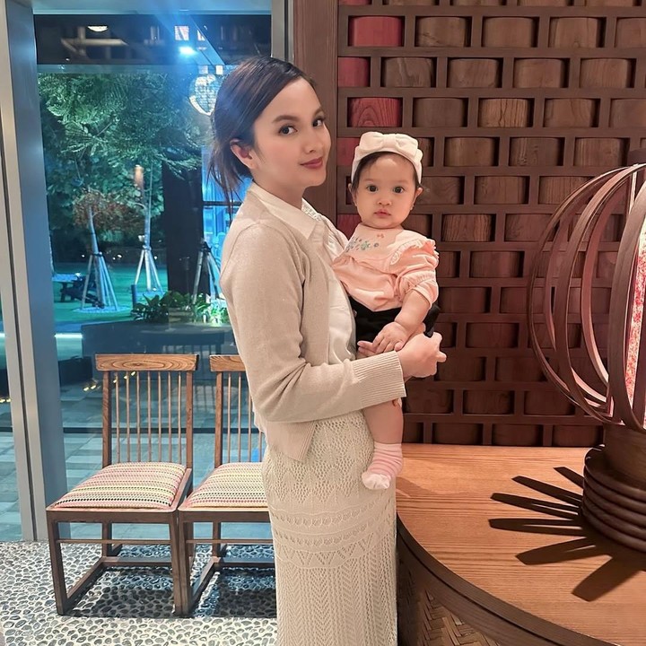 <p>Sabrina Anggraini melahirkan putri cantiknya yang bernama Launa pada 6 Maret 2024, Bunda. Kini, usianya sudah genap sembilan bulan. (Foto: Instagram: @sabrinaanggraini)</p>