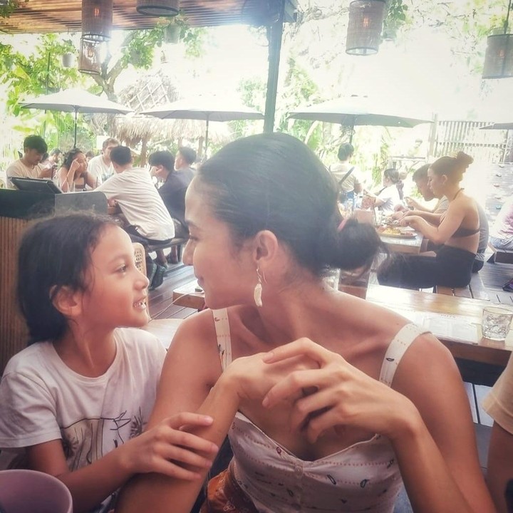 <p>"Kayak kembar merekaaaa," ujar seorang netizen dengan emotikon hati. "Mata Ibu sama anaknya cantik dan serupa," papar netizen lainnya. (Foto: Instagram: @chicco.jerikho)</p>