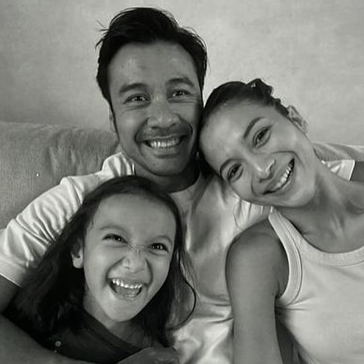 <p>"Bagi dunia, kamu adalah seorang ibu… Bagi keluargamu, kamu adalah dunianya… Kamu adalah jantung dan jiwa keluarga kami," tulis Chicco. (Foto: Instagram: @chicco.jerikho)</p>